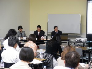 講師の奚先生(中央) 講師の奚先生(中央)